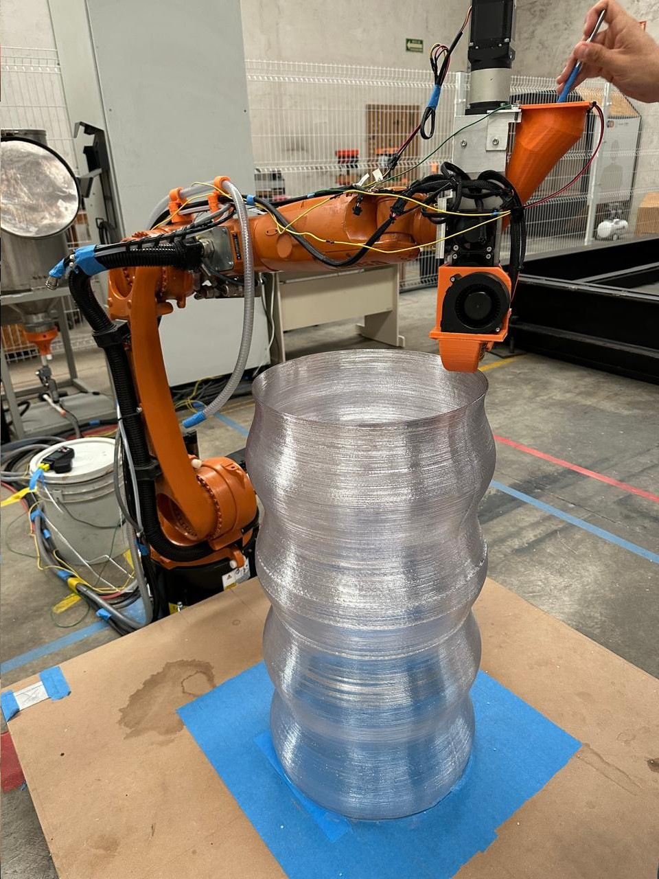 Brazo robótico MakerMex imprimiendo en 3D